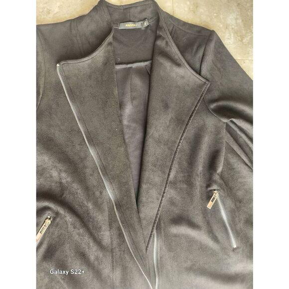 O27 Radzoli unique black faux suede zip-up poncho with asymmetric sharkbite hem - Picture 10 of 15